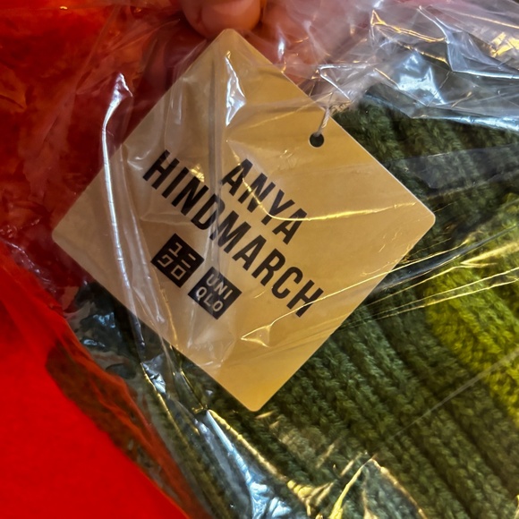 Anya Hindmarch Uniqlo collab green touch of wool heattech knitted stole NWT - Picture 4 of 6
